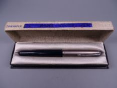 A VINTAGE BLACK PARKER 51 FOUNTAIN PEN with Lustraloy cap & chrome plated clip, in original box (