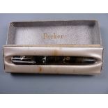 A VINTAGE MARBLED GREY PEARL PARKER VACUMATIC JUNIOR FOUNTAIN PEN with nickel trim & 14ct gold