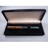 A VINTAGE BOXED NAVY GREY PARKER 51 FOUNTAIN PEN with Signet rolled gold cap & trim, 'I W'