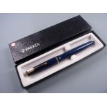 A VINTAGE BOXED BLUE PARKER DUOFOLD JUNIOR FOUNTAIN PEN with gold plated trim & 14ct gold nib