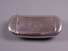 AN OBLONG SLIGHTLY CONCAVE SILVER SNUFF CONTAINER with end hinged lid, 1 troy oz, Birmingham 1889