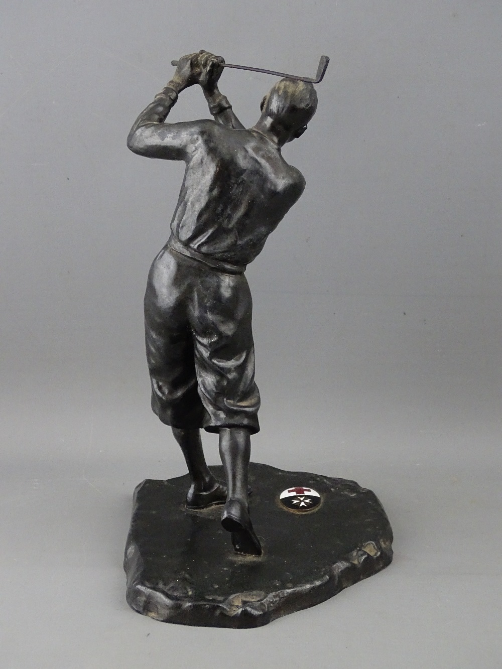 A VINTAGE CAST METAL FIGURE OF A GOLFER, the base set with an oval enamel plaque showing the emblems - Image 2 of 3