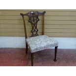 A CHIPPENDALE STYLE MAHOGANY SIDE CHAIR with pierced carving to the back splat