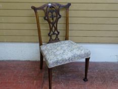 A CHIPPENDALE STYLE MAHOGANY SIDE CHAIR with pierced carving to the back splat