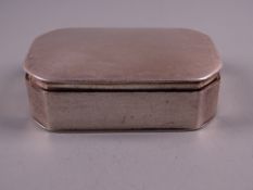 AN OBLONG PLAIN SILVER SNUFF BOX with canted front corners, 2.4 troy ozs, Birmingham 1796 by