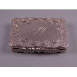 AN OBLONG SILVER SNUFF BOX with shaped lid having scrolled border decoration, 2 troy ozs, Birmingham