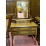 AN EDWARDIAN WALNUT MIRRORED DRESSING TABLE, 145.5 cms high, 91.5 cms wide, 49.5 cms deep