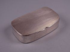 AN OBLONG SILVER SNUFF BOX with engine turned hinged lid, 2 troy ozs, marked 'Silver'