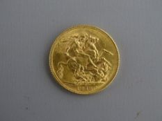 A 1915 GOLD FULL SOVEREIGN, 8 grms
