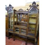 AN EXCELLENT CIRCA 1900 CHIPPENDALE STYLE DISPLAY CABINET having pierced and carved Chinese detail