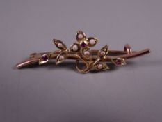 A NINE CARAT GOLD FLORAL BAR BROOCH with rubies and seed pearls, 2.2 grms