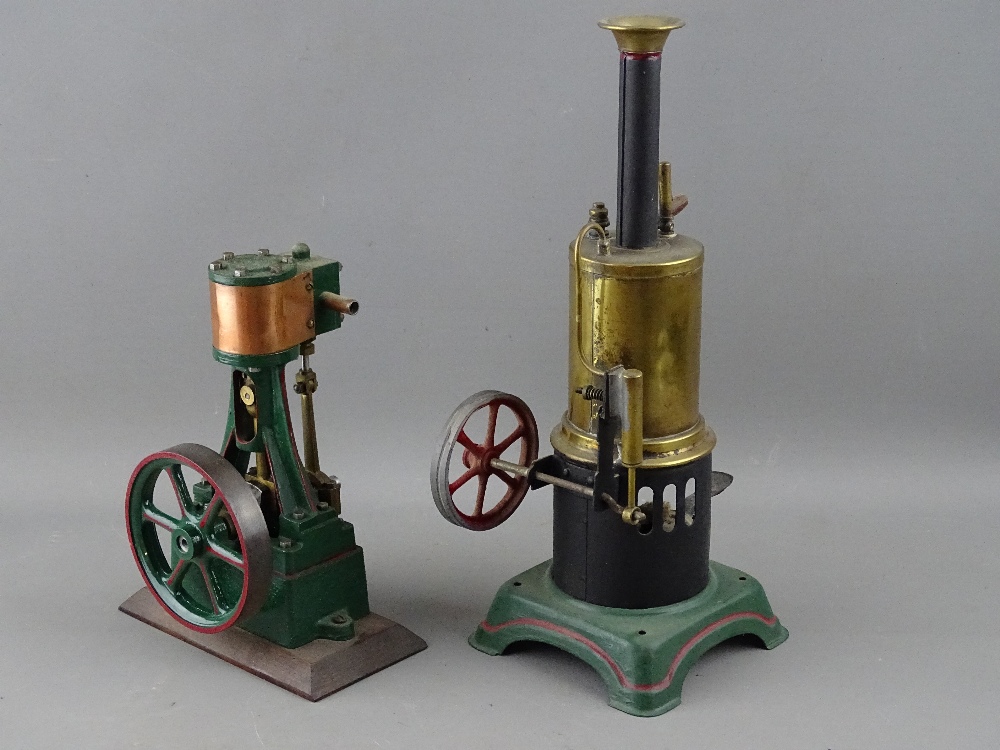 TWO VERTICAL LIVE STEAM PISTON ENGINES including a vintage Stewart 10V in green and red livery, - Bild 2 aus 4