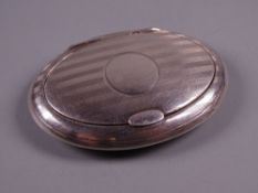 AN OVAL FLAT ENGINE TURNED SILVER SNUFF CONTAINER with hinged lid, 0.9 troy ozs, Birmingham 1911