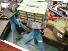 Small metal bench vice, pair of blue axle stands, large breaker bar etc