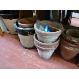 Parcel of mixed size crockpots and pottery plantpots etc