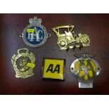 Two vintage AA badges, an RAC badge, horse brass etc