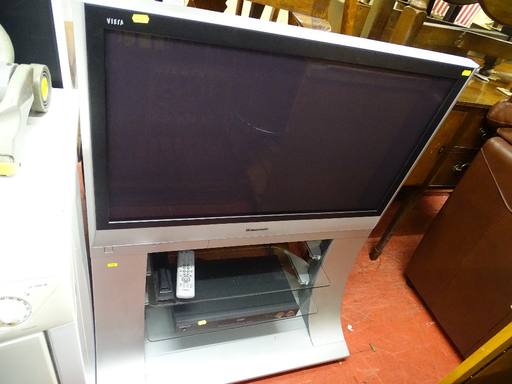 Excellent Panasonic LCD TV on stand with Samsung DVD player E/T