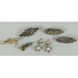 A parcel of antique brooches & a pair of pearl earrings