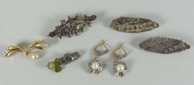 A parcel of antique brooches & a pair of pearl earrings