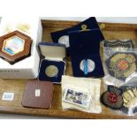 A tray of commemorative items including a silver pendant for Prince Charles & Lady Diana, four
