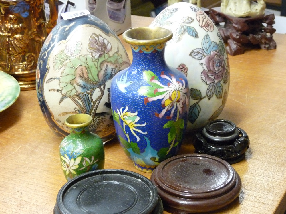 Two cloisonne eggs and two cloisonne vases on hardwood stands