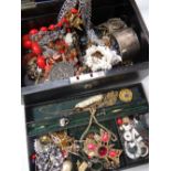 A good vintage jewellery box & contents including costume jewellery & collectables Condition Report: