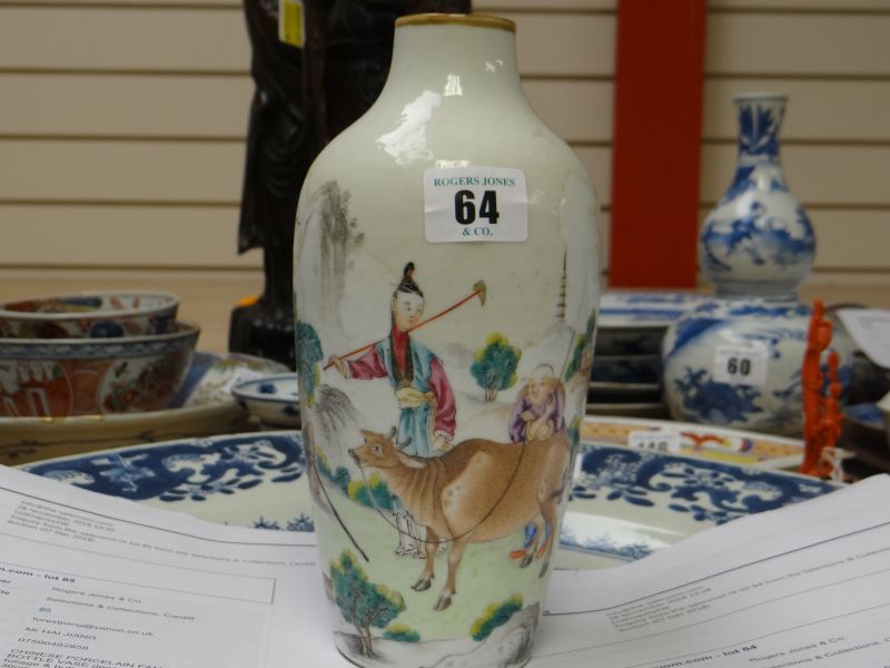 CHINESE EXPORT PORCELAIN FAMILLE ROSE VASE depicting various figures & animals in expansive - Image 6 of 17