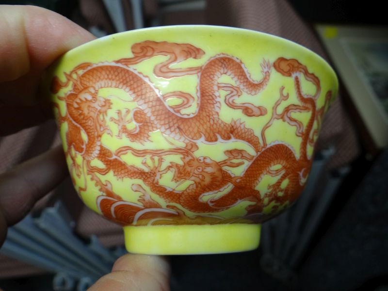 CHINESE PORCELAIN SMALL CIRCULAR BOWL RAISED ON CIRCULAR FOOT the exterior of the bowl in yellow & - Image 4 of 11