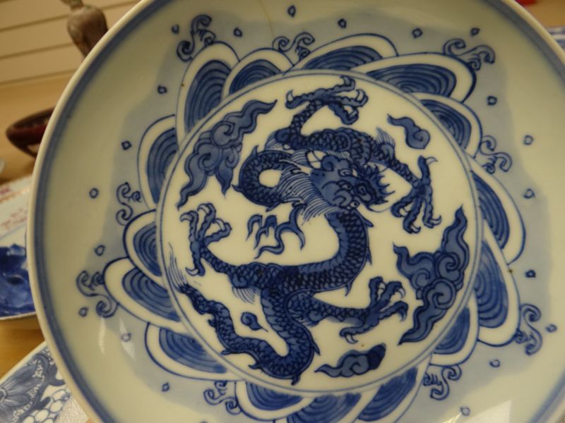 CHINESE PORCELAIN BLUE & WHITE SHALLOW DISH depicting four clawed dragon chasing a flaming pearl - Image 3 of 9