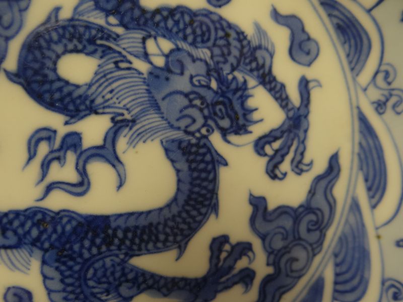 CHINESE PORCELAIN BLUE & WHITE SHALLOW DISH depicting four clawed dragon chasing a flaming pearl - Image 9 of 9