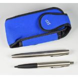 MODERN STAINLESS STEEL PARKER FRONTIER FOUNTAIN PEN & BALLPOINT SET in blue Parker pouch