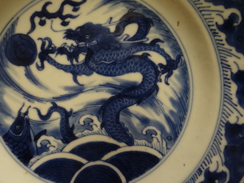 CHINESE PORCELAIN BLUE & WHITE SHALLOW DISH depicting four clawed dragon chasing a flaming pearl - Image 3 of 8