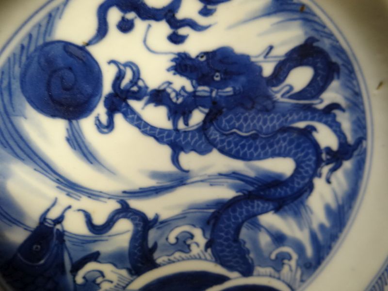 CHINESE PORCELAIN BLUE & WHITE SHALLOW DISH depicting four clawed dragon chasing a flaming pearl - Image 6 of 8