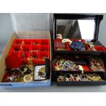 A good quantity of vintage & other costume jewellery with a tortoiseshell effect mirrored interior
