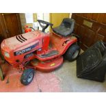 Murray 120/76 cms ride-on lawnmower with a Briggs & Stratton engine and a grassbox