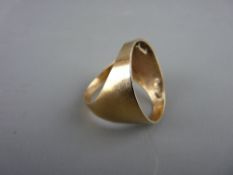 A NINE CARAT GOLD SIGNET RING for a sovereign, 6.5 grms
