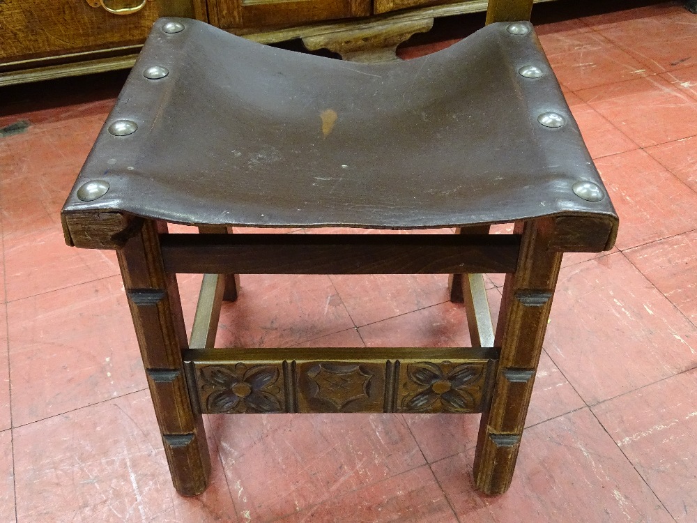 A REPRODUCTION REFECTORY STYLE DINING TABLE & six leather seat and backed chairs having large - Image 3 of 5