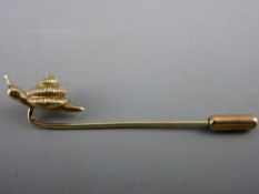 AN EIGHTEEN CARAT GOLD SNAIL PIN, 2.4 grms