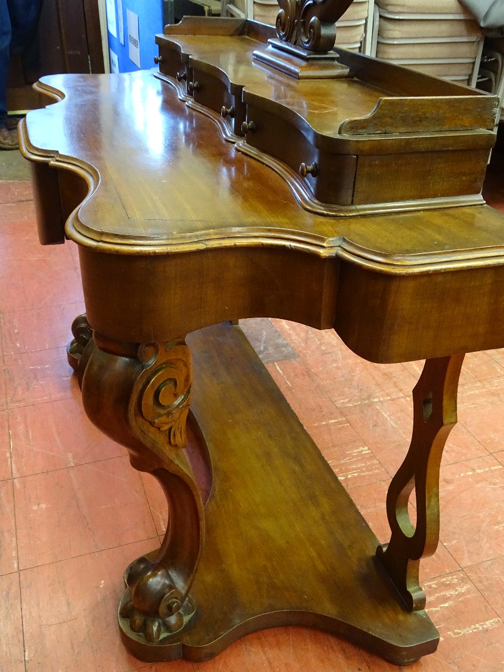 A VICTORIAN MAHOGANY DUCHESS DRESSING TABLE having an oval mirror on carved support above a bank - Image 3 of 3