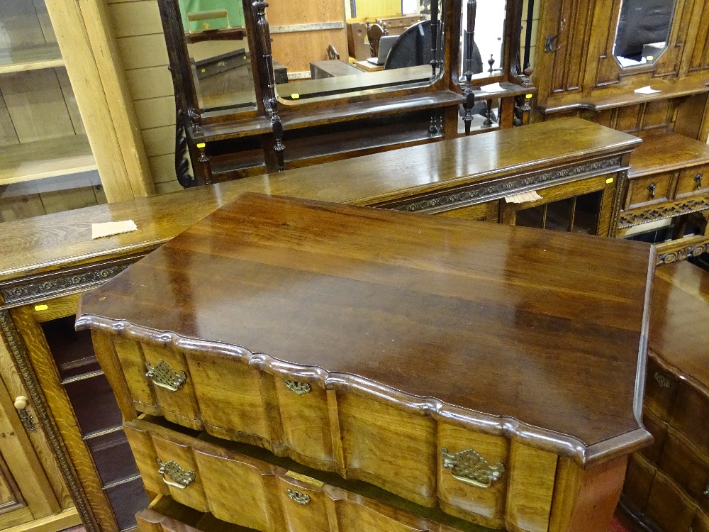 A GOOD REPRODUCTION WALNUT SIX DRAWER CHEST with shaped top and drawers, pierced brasswork, on - Image 3 of 3