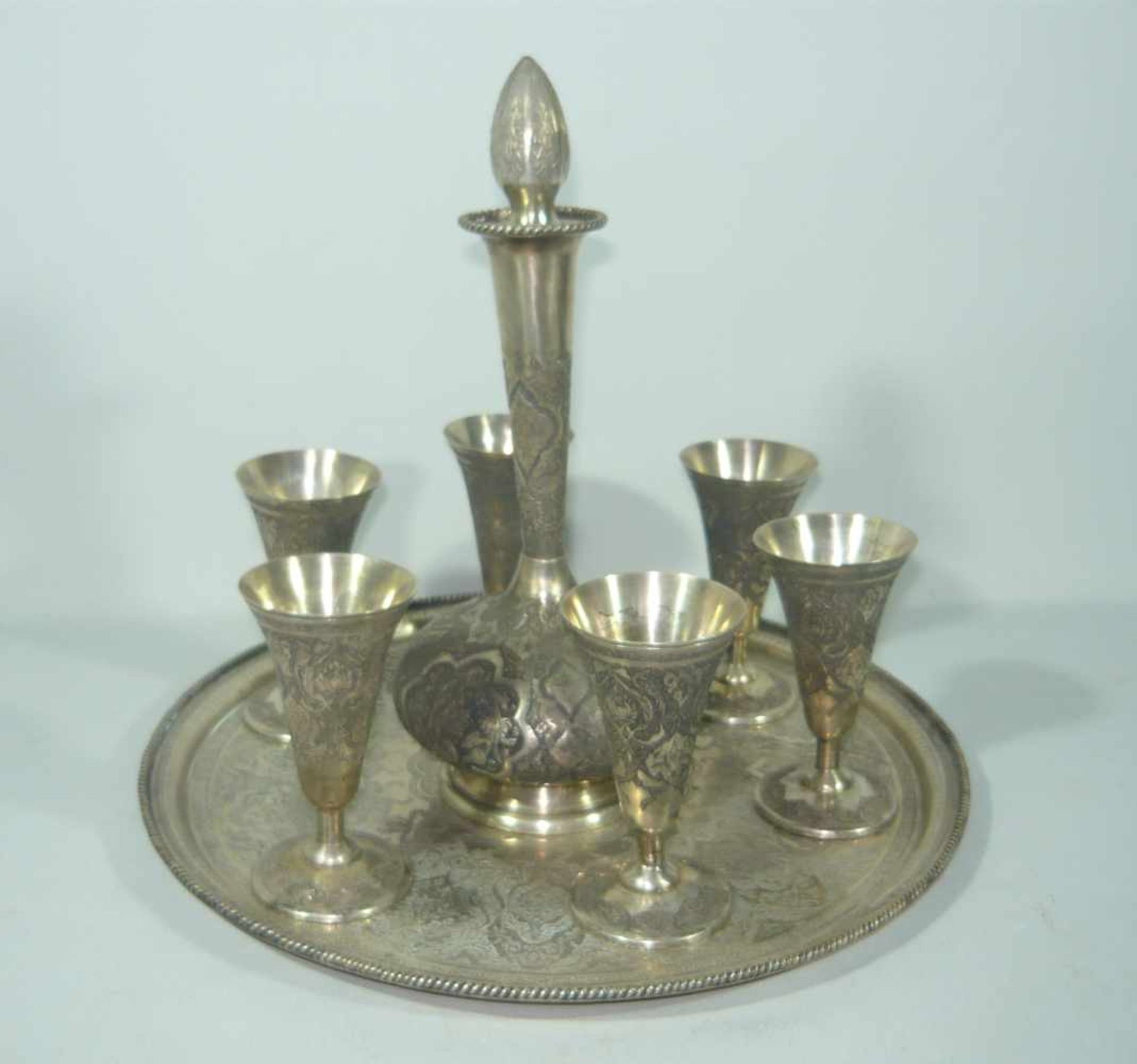 Set bestehend aus Karaffe mit Stöpsel, sechs Bechern und rundem Tablett. Silber. Isfahan, Persien.