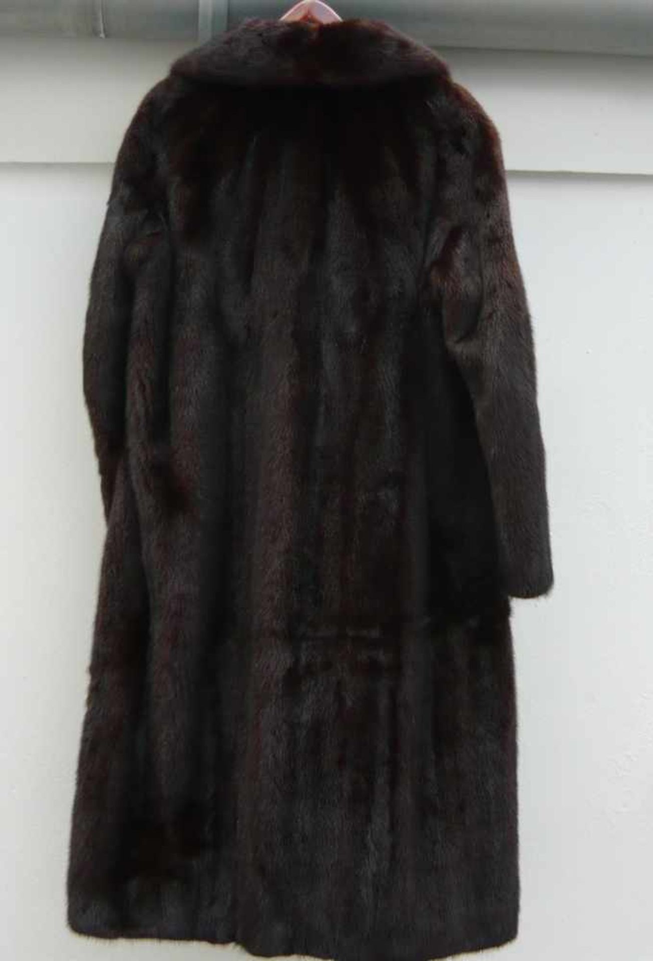 Langer Mantel aus dunklem Nerz. Vintage. Guter Zustand.Large mink coat. Vintage. Good condition. - Bild 2 aus 3