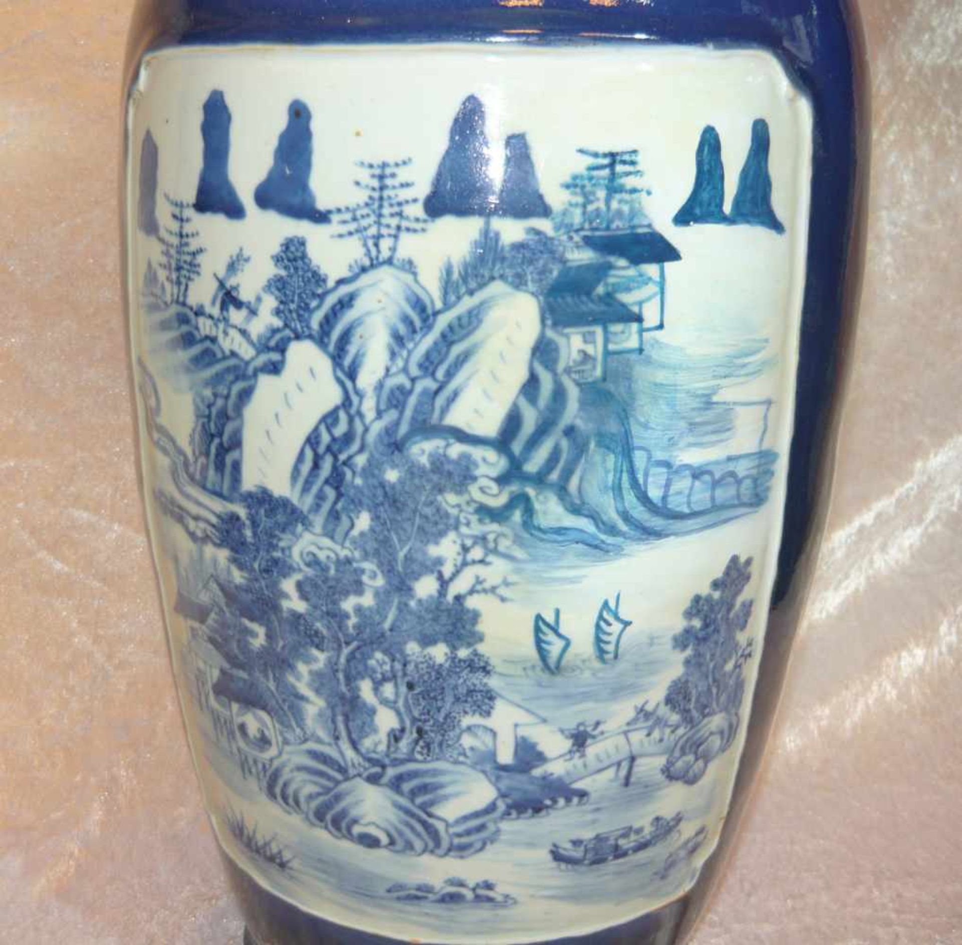 Paar chinesische Vasen mit Lampenmontierungen. Keine Bohrung an den Vasen vorhanden. Kabel tritt aus - Image 2 of 3