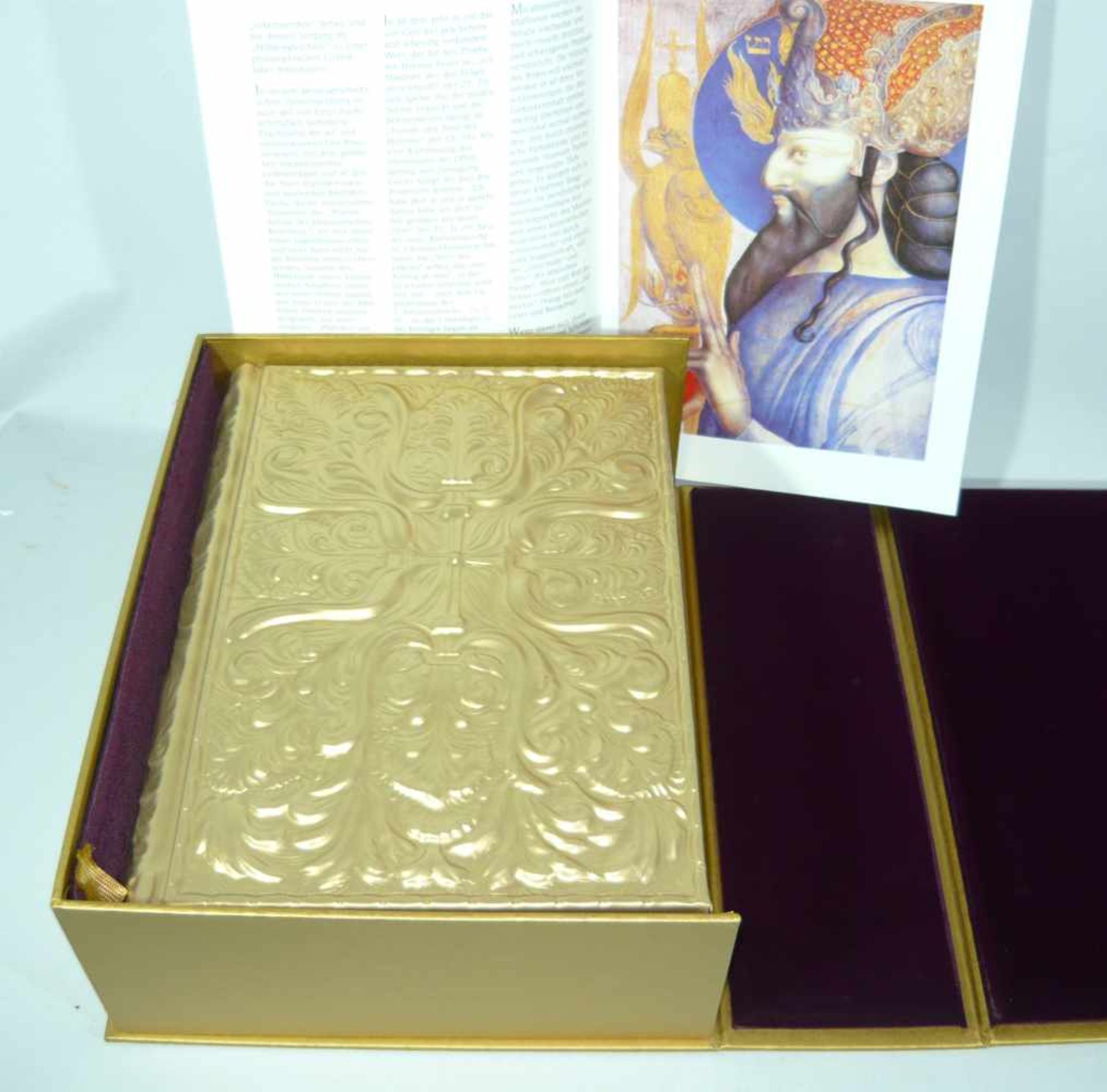 Ernst Fuchs Bibel in Kasette. Metalleinband mit Prägung. Nummeriert 8905. Kasette ca. 11x25x31 cm.