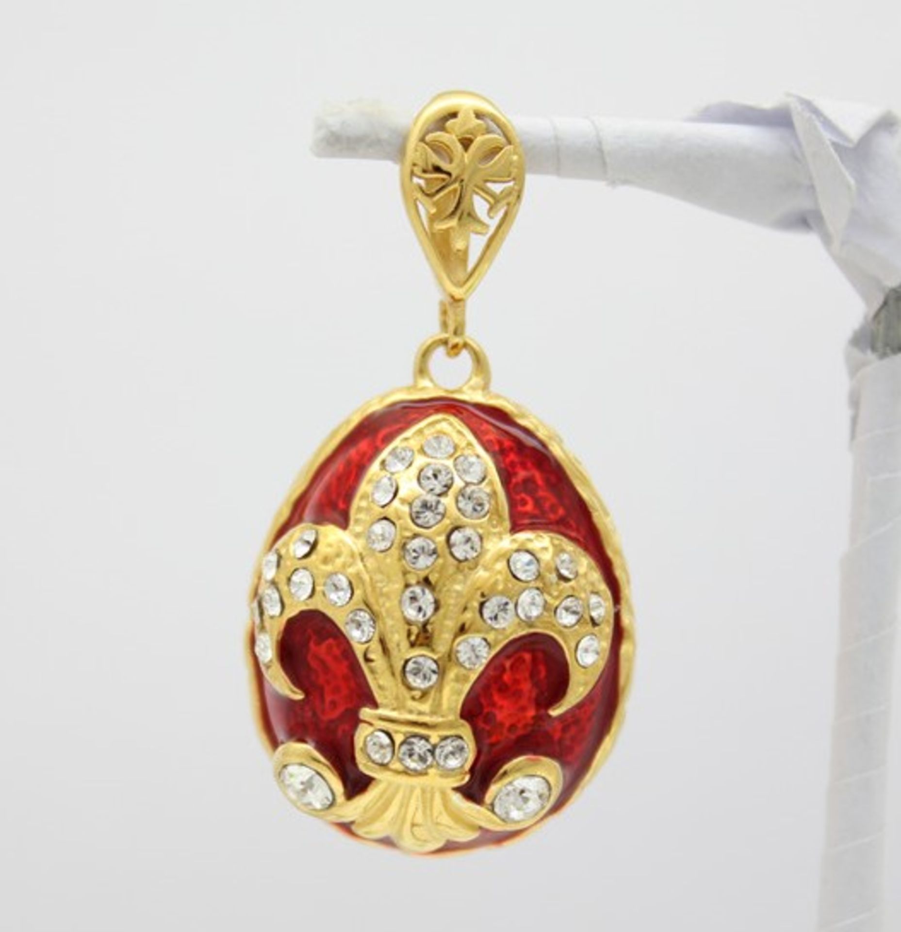 Rotes Ei mit französischer Lilie. Kettenanhänger in russischem Faberge-Stil. 925 Sterling Silber,