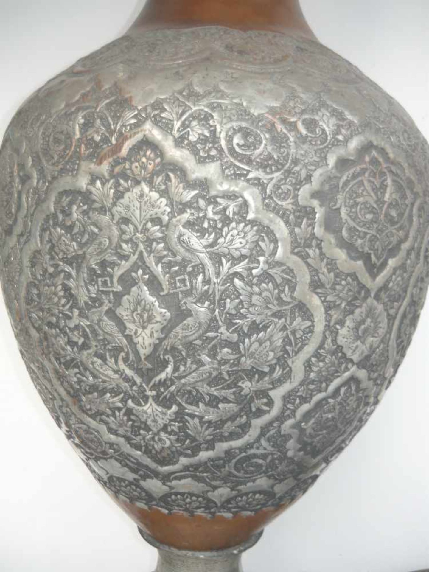 Großer Kerzenleuchter und Vase. Kupfer und Versilbertes Kupfer. Isfahan, Persien. Um o. nach 1900. - Bild 2 aus 2