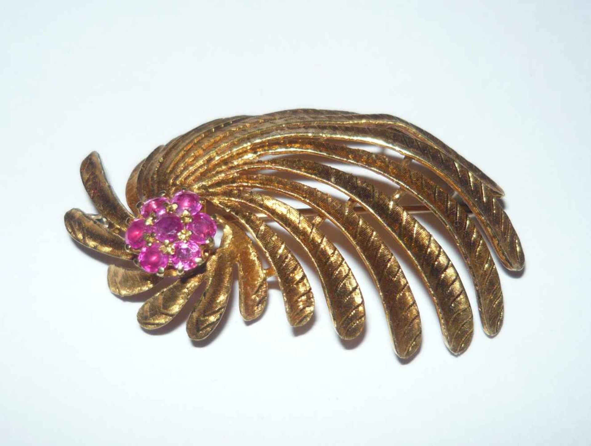 Qualitätvolle Brosche mit Rubinen. 750er GG (18K). Gew. ca. 12 g.Quality broach w. rubies. 750 GG (