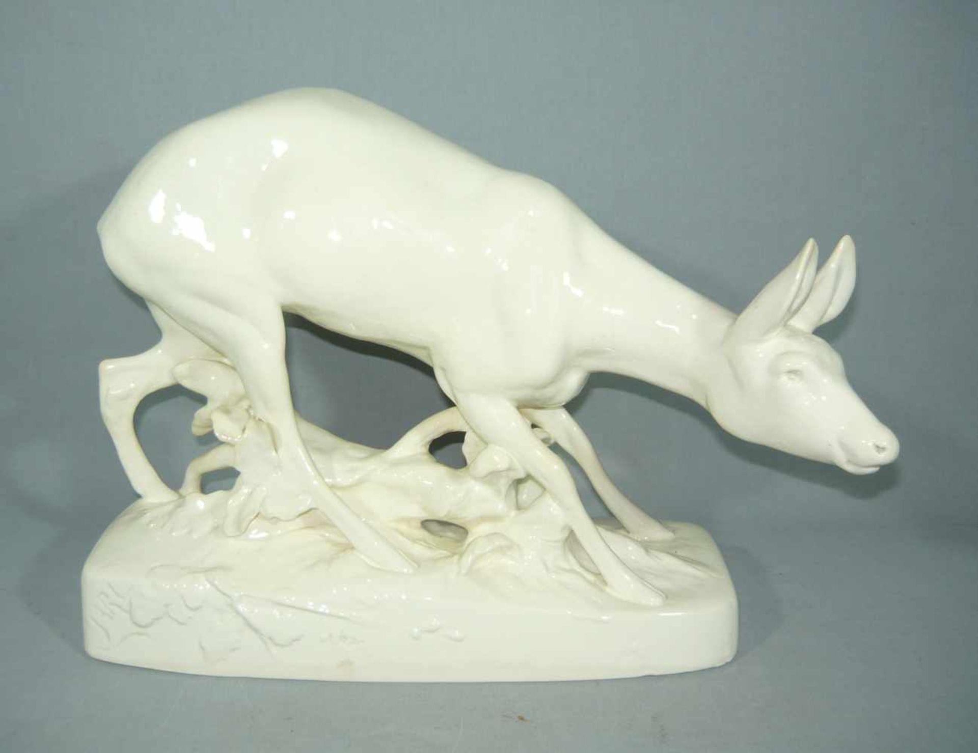 Manufaktur Dux. Großes stehendes Bambi im Gebüsch. Im Boden gemarkt. L. ca. 41 cm. Haarriss im