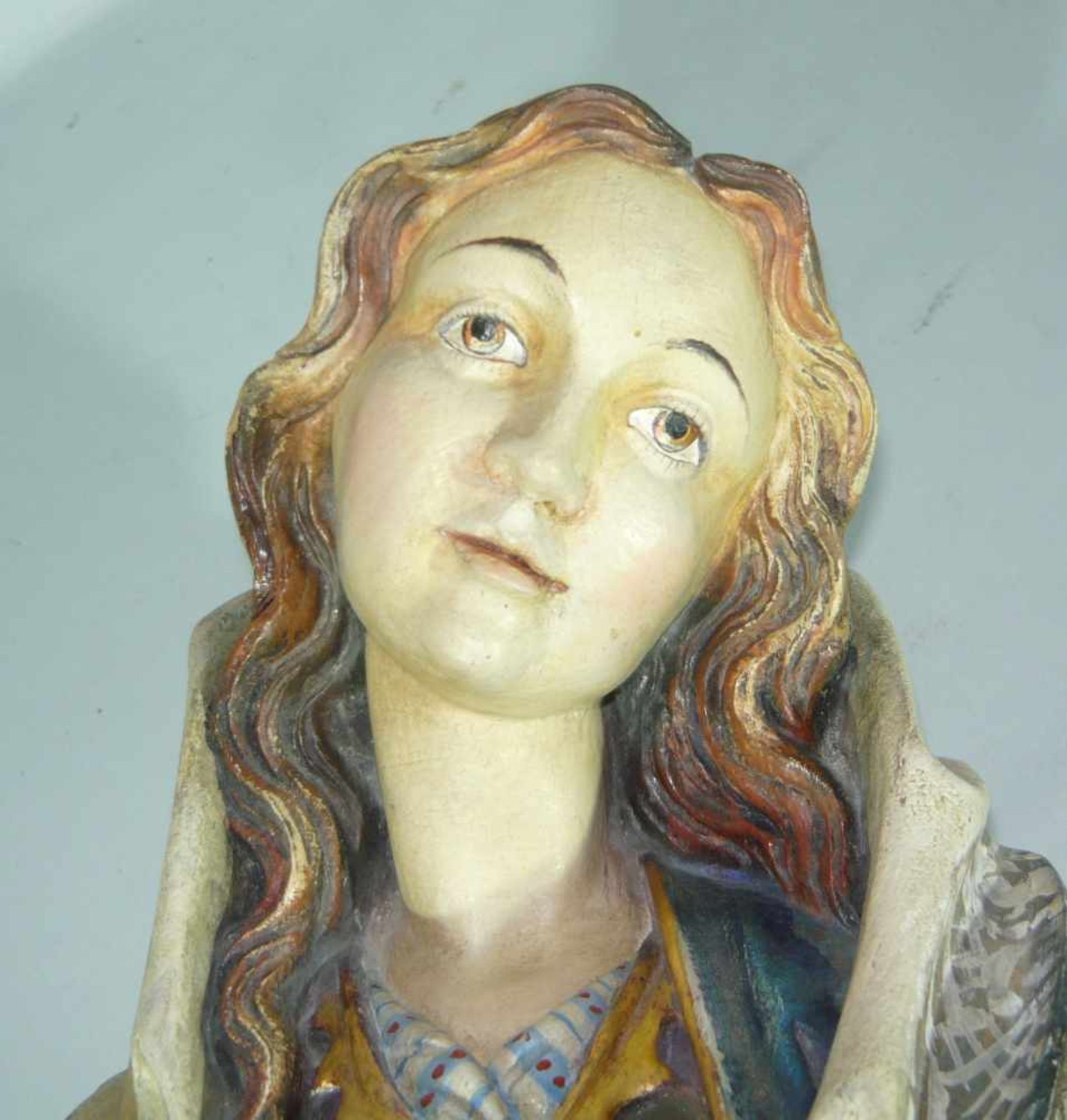 Große Figur. Darstellung der Maria mit Buch. Holz, handgeschnitzt u. farbig gefasst. Wohl 20. - Image 3 of 3