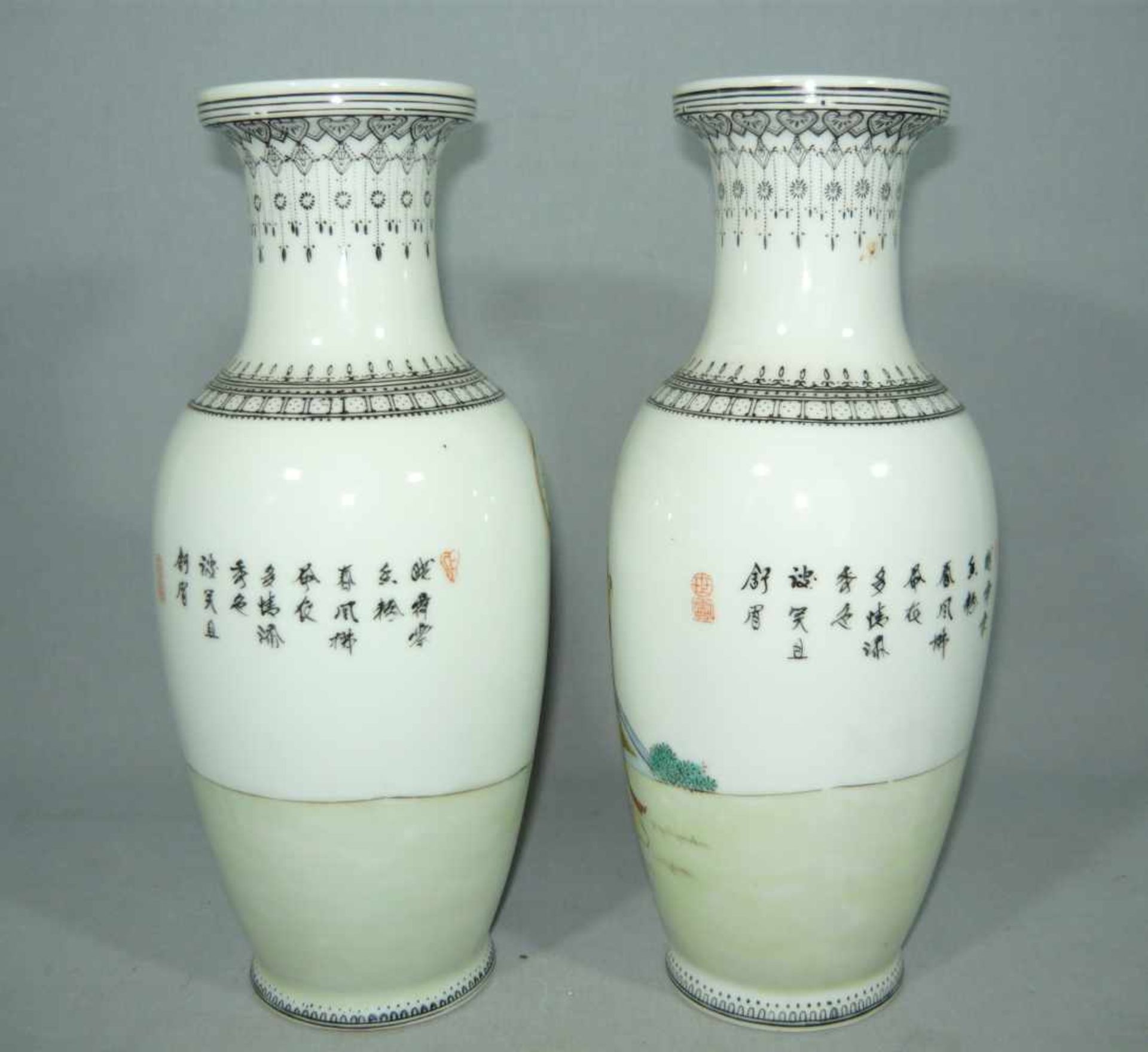 Paar chinesische Vasen. Wohl um 1880. H. je ca. 26 cm.Pair chinese vases. Prob. around 1880. H. each - Bild 2 aus 3